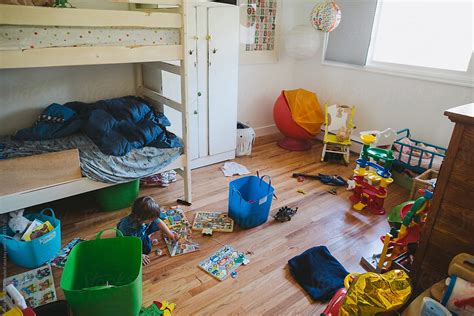 «Toddler Playing In Messy Room» del colaborador de Stocksy «Rob And Julia Campbell» - Stocksy