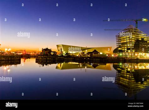 Reflections of Museum of Liverpool and new apartments in docks, Liverpool, England, UK Stock ...