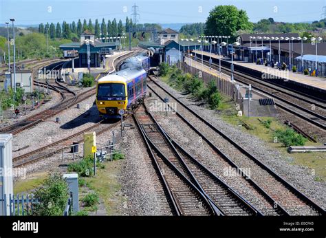 Didcot Parkway railway station on 5th May 2014 with a train turning onto the Oxford line Stock ...