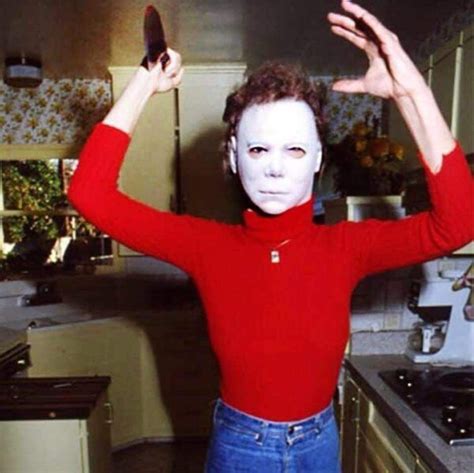 Jamie Lee Curtis wearing the Micheal Myers mask on set of original Halloween. | Jamie lee curtis ...