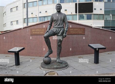 Jimmy armfield statue hi-res stock photography and images - Alamy