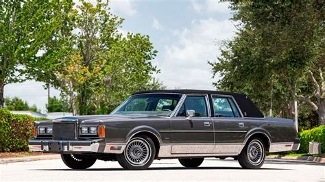 Why The Lincoln Town Car Is A Cool And Affordable Luxurious Underdog