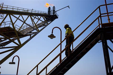 Lost Generation of Oil Workers Leaves Few Options for Next Boom - Bloomberg