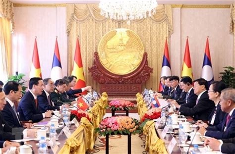 President holds talks with Party General Secretary, President of Laos