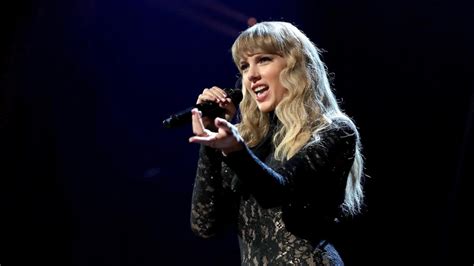 Watch Taylor Swift Perform Her 10-Minute Version of “All Too Well” on ...