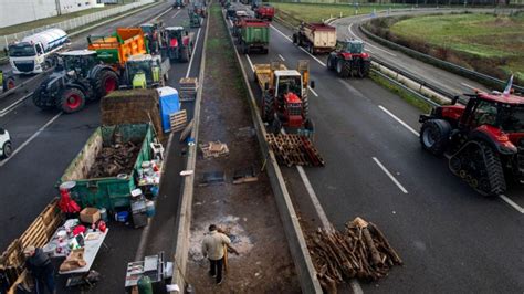 'Siege of Paris': Farmers in France threaten Paris blockade as protests against production costs ...