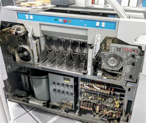 1960年代のメインフレームに使用された「カードリーダー」を修復する作業とは？ - GIGAZINE