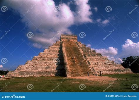 Mayan Temple Pyramid of Kukulkan, - Chichen Itza, Yucatan, Mexico Editorial Photo - Image of ...