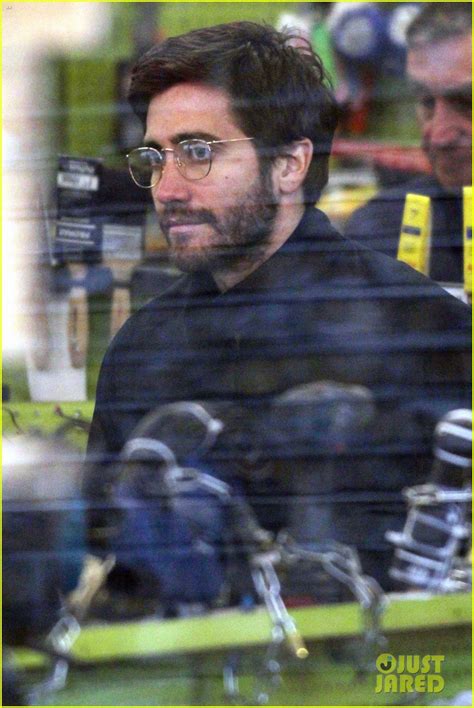 Jake Gyllenhaal Wears Glasses for Cameo!: Photo 2625421 | Jake ...