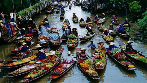 Damnoen Saduak Floating Market