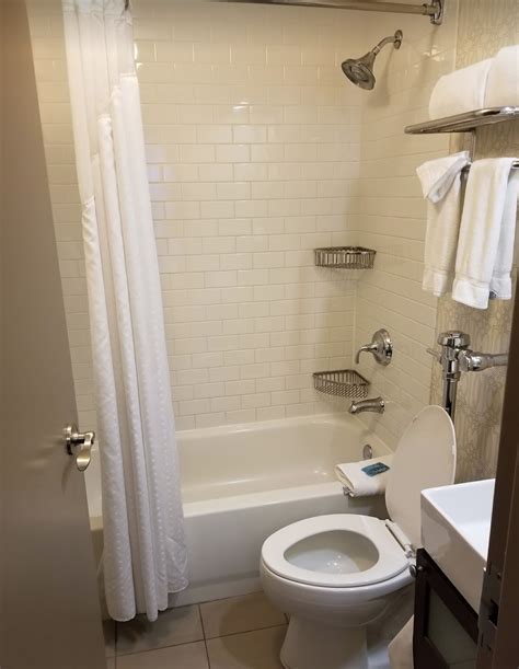 holiday-inn-express-chicago-magnificent-mile-bathroom.j - Points with a ...