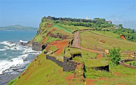 Trek Your Way Up To Ratnadurg, One Of Maharashtra’s Majestic Sea Forts ...