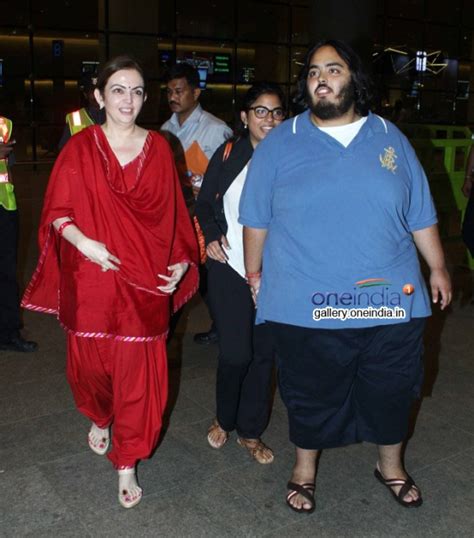 Neeta Ambani Receive her Daughter Isha Ambani at Airport Photos - FilmiBeat