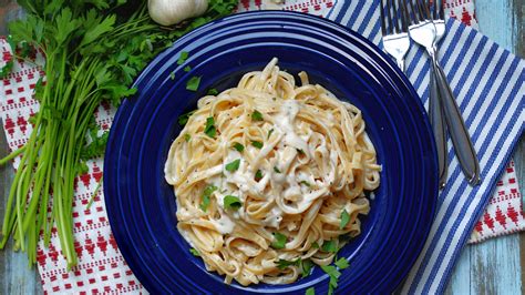 Easy, Creamy Fettuccine Alfredo - Southern Discourse