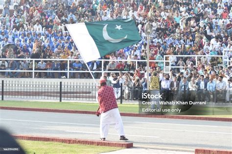 Wagha Border Beating Retreat Ceremony Stock Photo - Download Image Now - Crowd of People ...