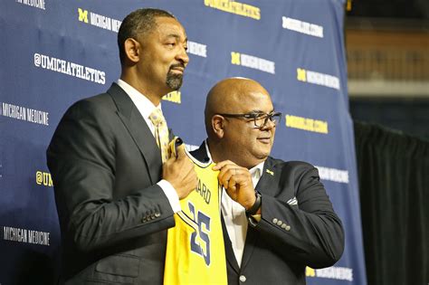 Michigan basketball coach Juwan Howard signs contract extension - mlive.com