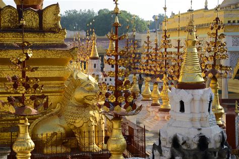 Shwezigon pagoda (7) | Bagan | Pictures | Geography im Austria-Forum