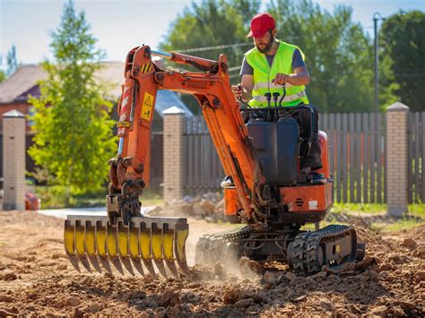 Mini Excavator Sizes: Choosing the Right Size | BigRentz