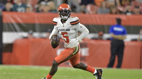 Browns to continue evaluating Tyrod Taylor after hand injury