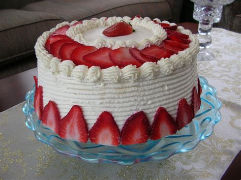 White Chocolate Strawberry Cake | sweet e. cakes and pastries