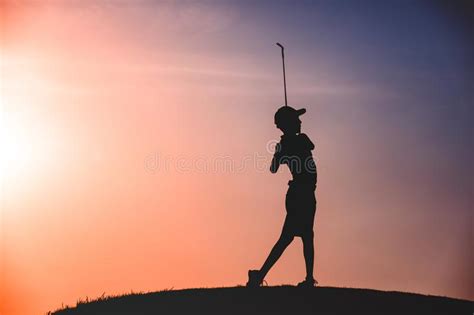 Homme Avec Ses Golfeurs De Fils Marchant Sur Le Terrain De Golf Photo stock - Image du pièce ...