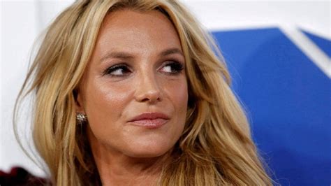 Britney Spears' tell-all autobiography delayed due to A-Listers' fears | Hollywood - Hindustan Times