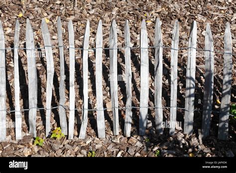 Palisade fence hi-res stock photography and images - Alamy