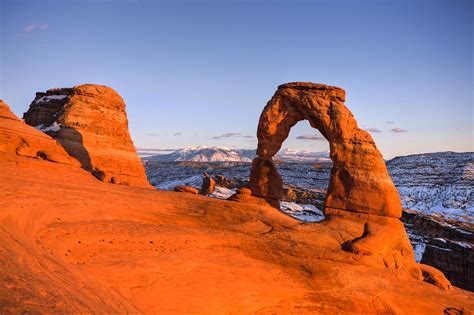 The famous Delicate Arch in Utah's Arches Natinoal Park at sunset ...