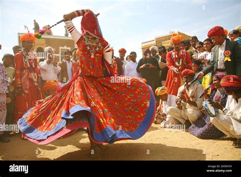 Traditional dance at Thar Desert Festival in Rajasthan, India Stock Photo - Alamy