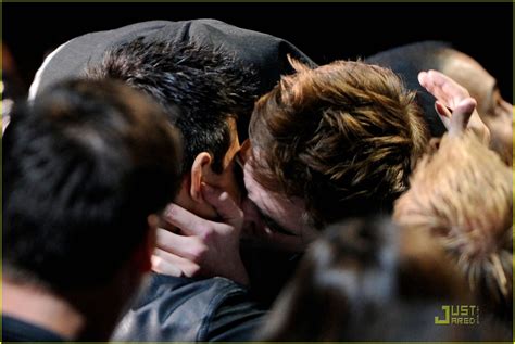 Notify Famous: Robert Pattinson & Taylor Lautner BESO en los MTV Movie Awards 2011