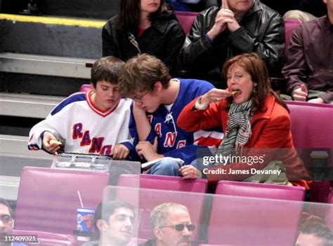 124 Susan Sarandon With The Stanley Cup Photos & High Res Pictures - Getty Images