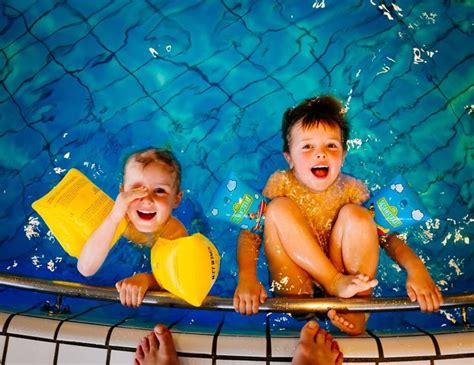 La natación es beneficiosa a cualquier edad | Fiesta de cumpleaños en piscina, Indoor pools ...