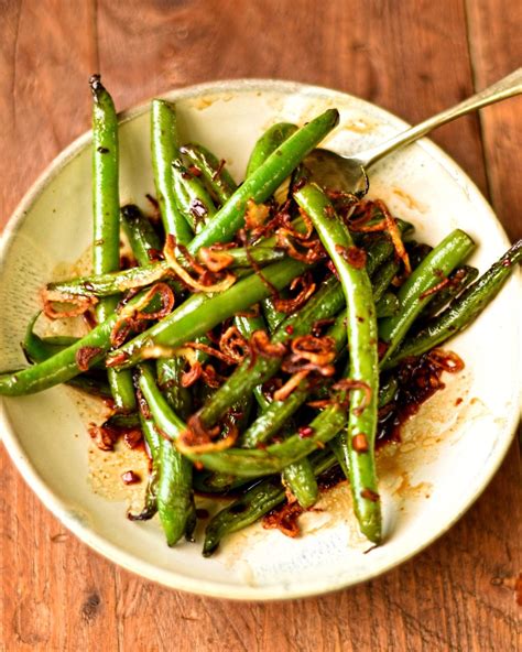 stir fried green beans with crispy shallots | Fried green beans, Stir fry greens, Vegetarian ...