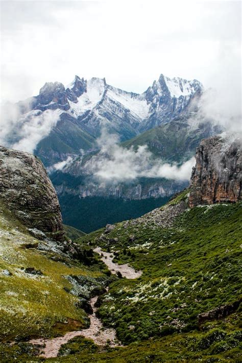 River Flow in the Mountain Valley · Free Stock Photo