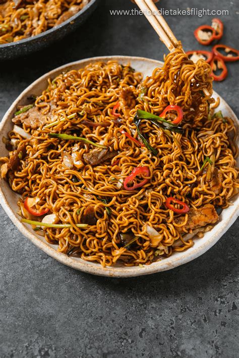 Vegan Mie Goreng (Indonesian Fried Noodles) - The Foodie Takes Flight