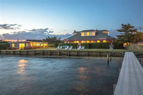 A bayfront Hampton Bays inn & restaurant lists for $4.75M - Curbed Hamptons