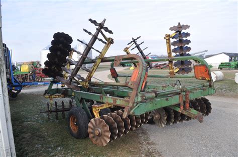 John Deere disk, 20', Hyd fold, vertical tillage blades,