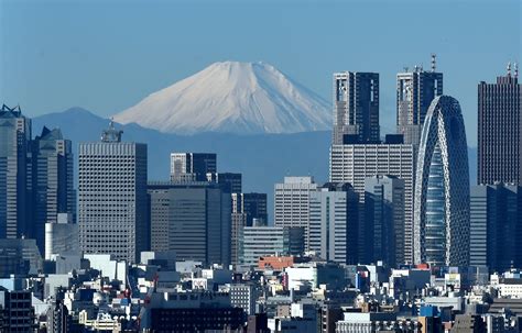 Skyline with Mount Fuji behind... | Verden