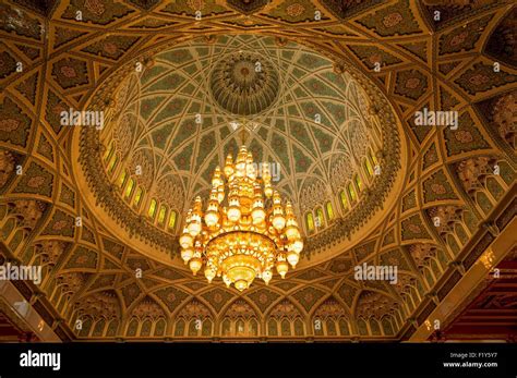 Oman, Muscat, Sultan Qaboos Grand Mosque, giant cristal chandelier in the main prayer room Stock ...