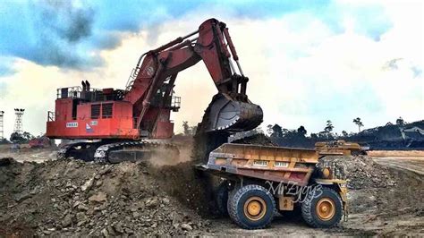 BIG Toys Excavator Hitachi EX3600 Loading CAT 785 Dump Truck - YouTube