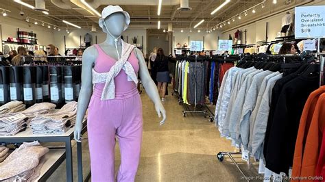 Lululemon opens at Pleasant Prairie Premium Outlets - Milwaukee ...