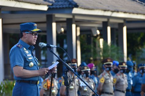 Gubernur Akademi Angkatan Laut Pimpin Upacara Kenaikan Pangkat Taruna ...