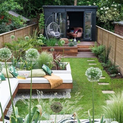 Multi-zoned garden makeover with raised beds, summerhouse and dining area - Modern Desi… in 2020 ...