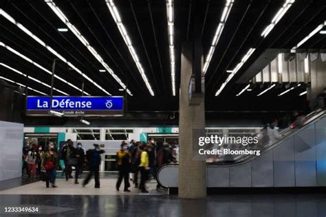 La Defense (Paris Metro) Photos and Premium High Res Pictures - Getty ...