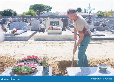 Man digging grave stock image. Image of summer, memorial - 186439381