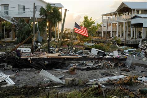 Florida's storm-struck Gulf Coast cleans up after Idalia - September 1, 2023 | ロイター