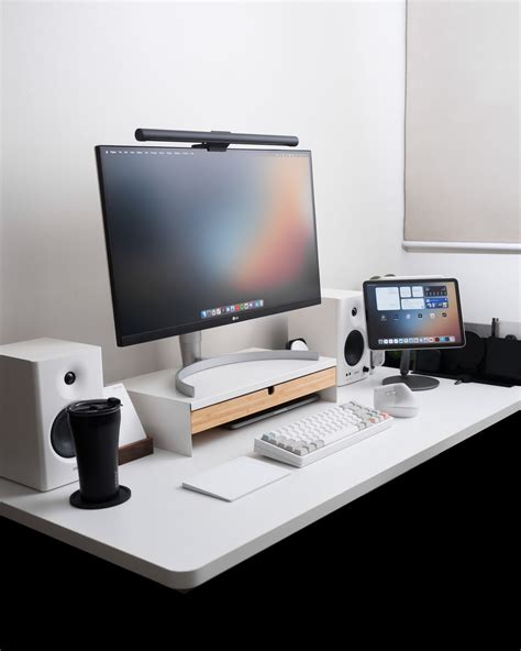 A Guide to a Minimal Gaming Setup - Minimal Desk Setups