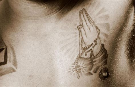 Tatuaje de dos manos en oración | LoveToKnow