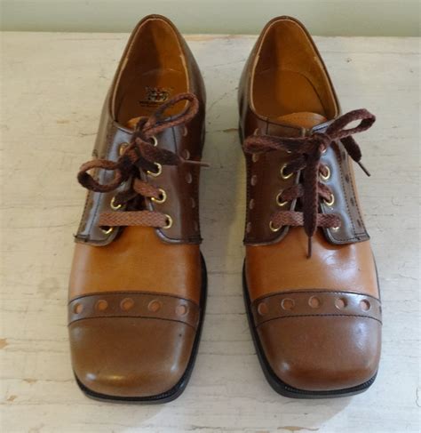 Vintage Buster Brown Shoes / 1970s Brown Oxfords / 70s Lace Up