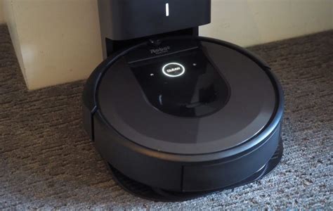 Roomba i7+ Empties Dirt Automatically After Each Cleaning